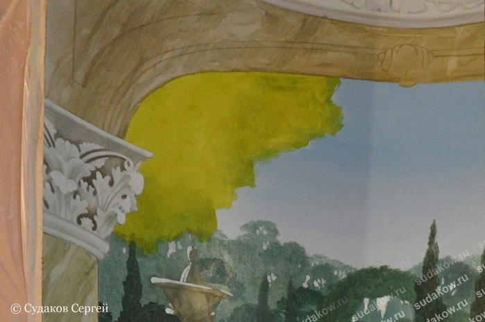 Por ejemplo, ahora en el trabajo hay una pequeña pieza con hojas de uva en las pinturas murales