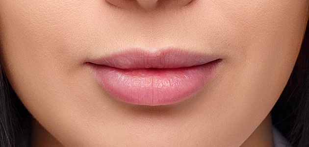 Fırçaya biraz uygulayın veya   pamuklu çubukla   ve fazlalığı maskeleyerek dudakların konturunu pürüzsüz hale getirin
